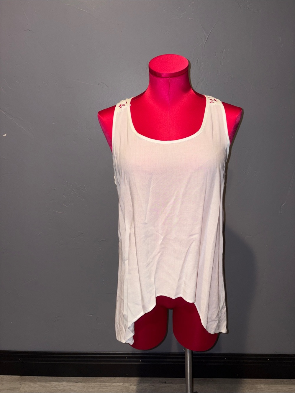 Love Stitch White hi-low sleeveless crochet flower top!